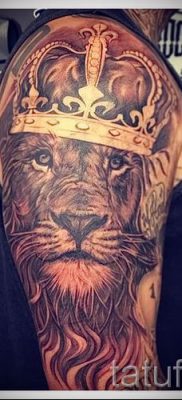 тату лев с короной — фото для статьи про значение татуировки  — tatufoto.ru — 26