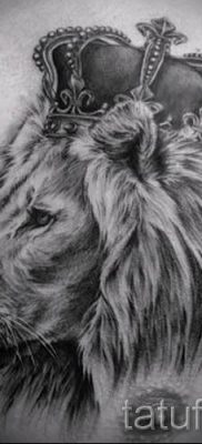 тату лев с короной — фото для статьи про значение татуировки  — tatufoto.ru — 30