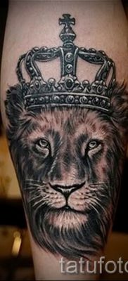 тату лев с короной — фото для статьи про значение татуировки  — tatufoto.ru — 37