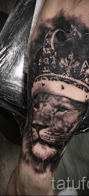 тату лев с короной — фото для статьи про значение татуировки  — tatufoto.ru — 41