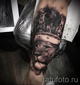 тату лев с короной - фото для статьи про значение татуировки - tatufoto.ru - 41