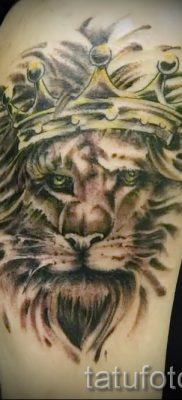 тату лев с короной — фото для статьи про значение татуировки  — tatufoto.ru — 44