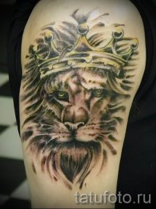 тату лев с короной - фото для статьи про значение татуировки - tatufoto.ru - 44