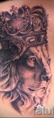 тату лев с короной — фото для статьи про значение татуировки  — tatufoto.ru — 46