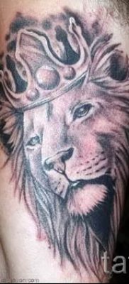 тату лев с короной — фото для статьи про значение татуировки  — tatufoto.ru — 47