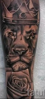 тату лев с короной — фото для статьи про значение татуировки  — tatufoto.ru — 50