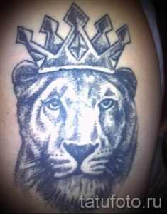 тату лев с короной - фото для статьи про значение татуировки - tatufoto.ru - 51