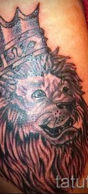 тату лев с короной — фото для статьи про значение татуировки  — tatufoto.ru — 60