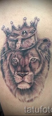 тату лев с короной — фото для статьи про значение татуировки  — tatufoto.ru — 61