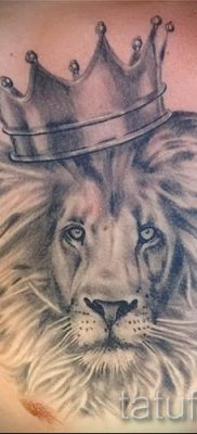 тату лев с короной — фото для статьи про значение татуировки  — tatufoto.ru — 65