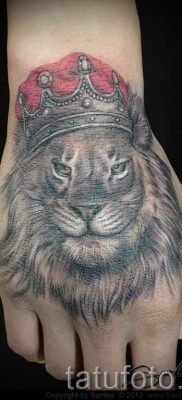 тату лев с короной — фото для статьи про значение татуировки  — tatufoto.ru — 70