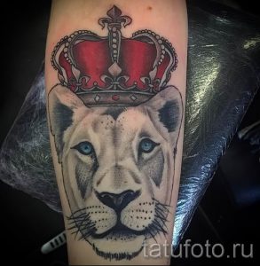 тату лев с короной - фото для статьи про значение татуировки - tatufoto.ru - 71