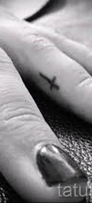 Фотография достойной уже нанесенной на тело татуировки на пальце с крестом для выбора и отрисовывания своего эскиза — вариант