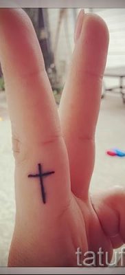 Фото интересной готовой тату на пальце с крестом для подбора и отрисовывания своего эскиза — идея
