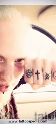Фотография крутой существующей тату на пальце с крестом для выбора и создания своего рисунка — вариант