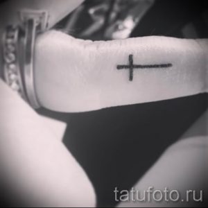 Фото классной готовой наколки на пальце с крестом для выбора и отрисовывания своего рисунка - идея