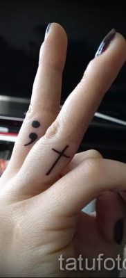 Фотография классной готовой татуировки на пальце с крестом для подбора и отрисовывания своего рисунка — пример