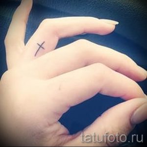 Фото заслуживающей внимания уже нанесенной на тело наколки на пальце с крестом для выбора и создания своего эскиза - вариант