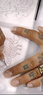 Фотография интересной существующей тату на пальце с крестом для подбора и создания своего рисунка — идея 1