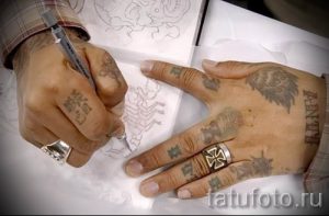 Фотография интересной существующей тату на пальце с крестом для подбора и создания своего рисунка - идея 1