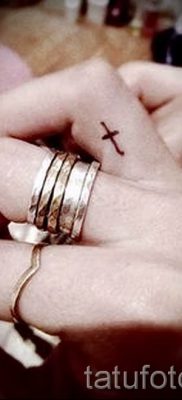 Фото крутой уже нанесенной на тело тату на пальце с крестом для выбора и отрисовывания своего эскиза — пример