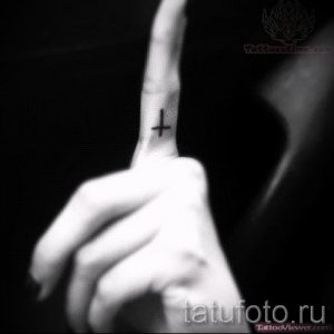 Фото необычной готовой наколки на пальце с крестом для выбора и отрисовывания своего эскиза - вариант