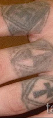 Фотография заслуживающей внимания уже нанесенной на тело татуировки на пальце с крестом для подбора и отрисовывания своего эскиза — вариант
