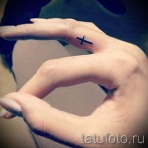 Фото классной существующей тату на пальце с крестом для выбора и создания своего рисунка - пример