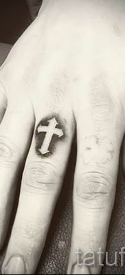 Фото достойной готовой тату на пальце с крестом для подбора и создания своего рисунка — идея