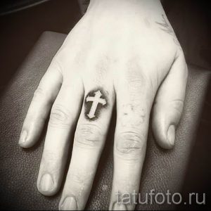 Фото достойной готовой тату на пальце с крестом для подбора и создания своего рисунка - идея