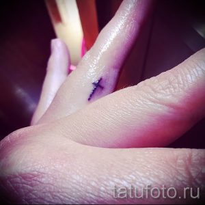 Фото крутой существующей татуировки на пальце с крестом для подбора и отрисовывания своего эскиза - пример
