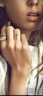 Фотография интересной готовой тату на пальце с крестом для выбора и отрисовывания своего рисунка — пример