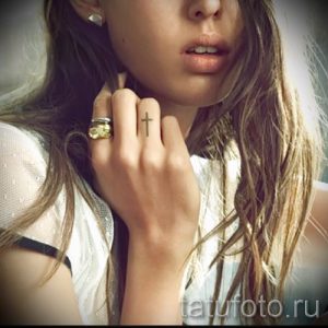 Фотография интересной готовой тату на пальце с крестом для выбора и отрисовывания своего рисунка - пример