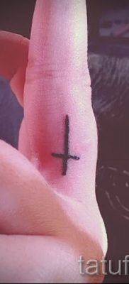 Фотография достойной существующей тату на пальце с крестом для выбора и отрисовывания своего рисунка — вариант