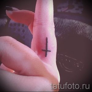 Фотография достойной существующей тату на пальце с крестом для выбора и отрисовывания своего рисунка - вариант