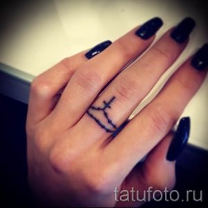 Фото классной существующей тату на пальце с крестом для выбора и отрисовывания своего рисунка - пример