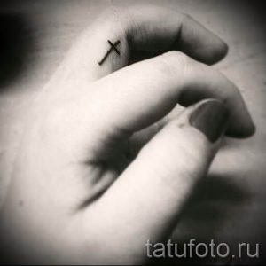 Фотография достойной готовой наколки на пальце с крестом для выбора и отрисовывания своего рисунка - вариант