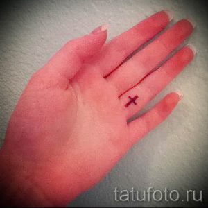 Фото крутой существующей наколки на пальце с крестом для подбора и создания своего эскиза - вариант