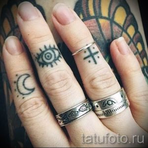 Фотография заслуживающей внимания уже нанесенной на тело тату на пальце с крестом для подбора и создания своего рисунка - идея