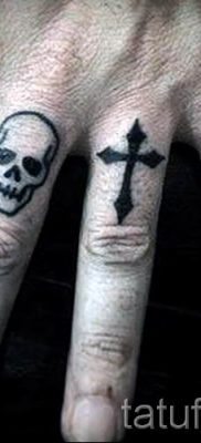 Фото необычной готовой татуировки на пальце с крестом для выбора и отрисовывания своего эскиза — пример