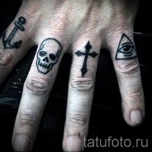 Фото необычной готовой татуировки на пальце с крестом для выбора и отрисовывания своего эскиза - пример