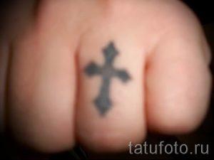 Фотография интересной уже нанесенной на тело наколки на пальце с крестом для выбора и отрисовывания своего эскиза - вариант