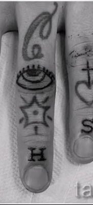 Фото крутой существующей тату на пальце с крестом для подбора и создания своего рисунка — идея