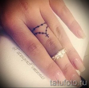 Фотография классной готовой татуировки на пальце с крестом для выбора и отрисовывания своего эскиза - пример