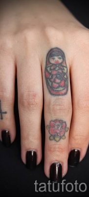 Фотография необычной готовой татуировки на пальце с крестом для подбора и отрисовывания своего рисунка — идея