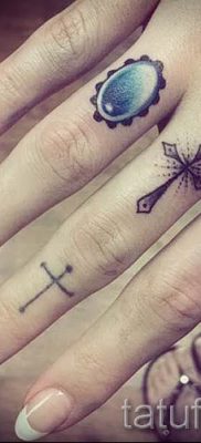Фото классной уже нанесенной на тело тату на пальце с крестом для выбора и отрисовывания своего эскиза — вариант