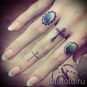 Фото классной уже нанесенной на тело тату на пальце с крестом для выбора и отрисовывания своего эскиза - вариант