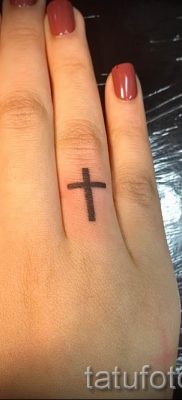 Фотография достойной существующей татуировки на пальце с крестом для выбора и создания своего эскиза — идея