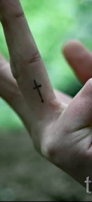Фото крутой готовой тату на пальце с крестом для подбора и отрисовывания своего рисунка — идея