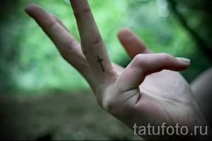 Фото крутой готовой тату на пальце с крестом для подбора и отрисовывания своего рисунка - идея